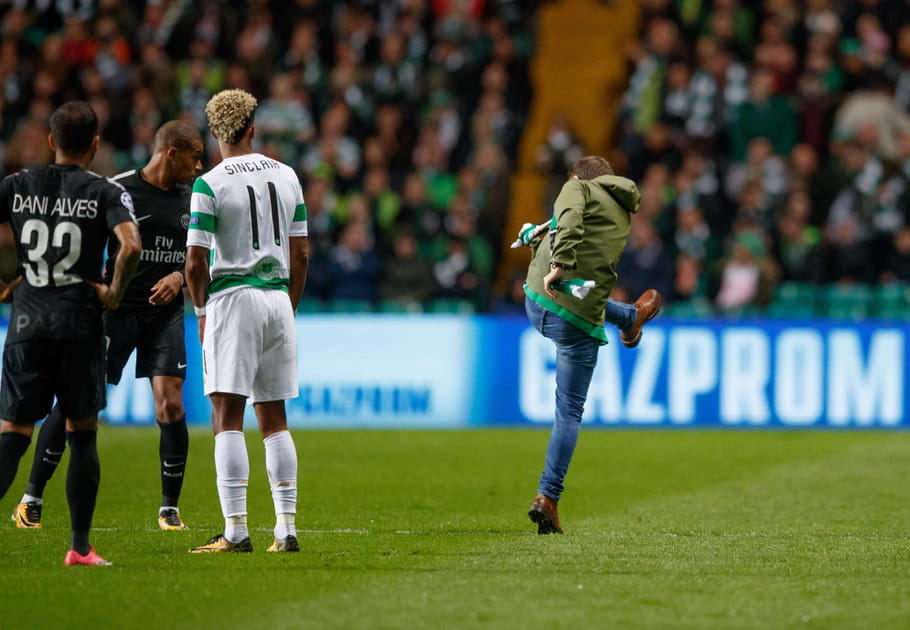 Mbapp&eacute; &eacute;vite un coup de pied lors de Celtic-PSG