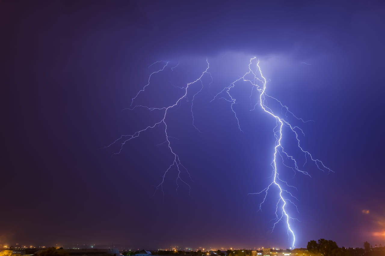 Vigilances orages : presque tout le pays en alerte, des pluies diluviennes et de puissantes rafales attendues