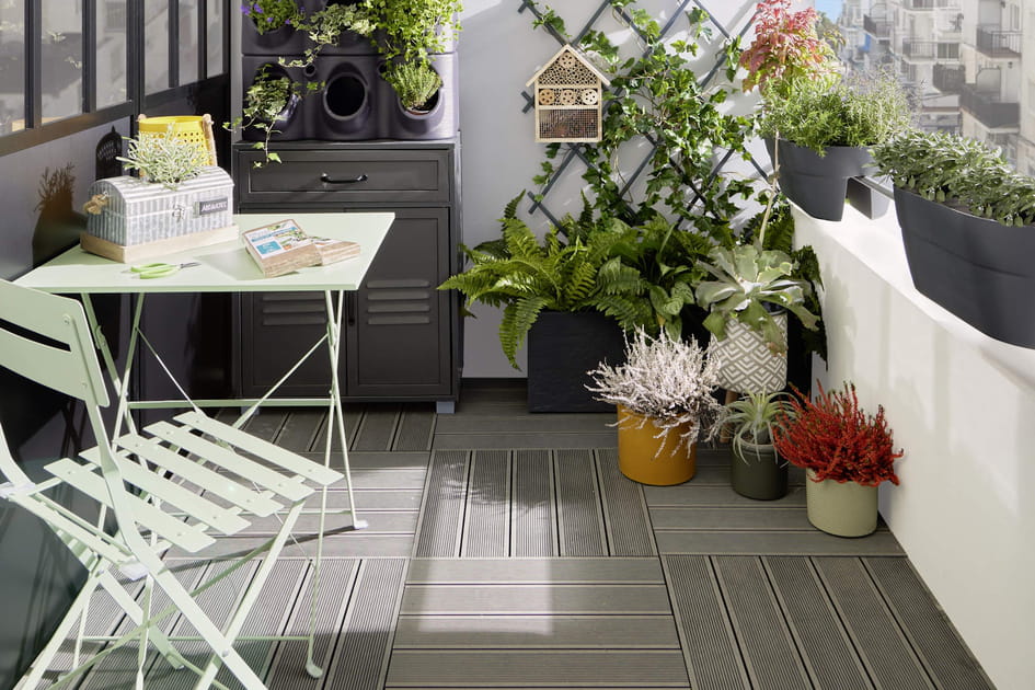 Une table et des chaises pliantes