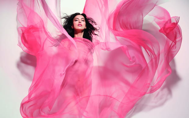 Le mannequin russe Irina Shayk incarne le vent et la liberté pour le Calendrier Pirelli 2026