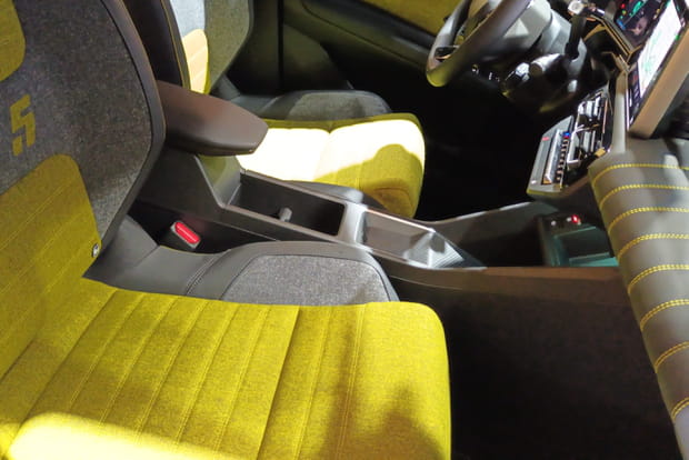 Jaune vif et gris ou bleu "jean", deux ambiances différentes dans la R5 E-Tech