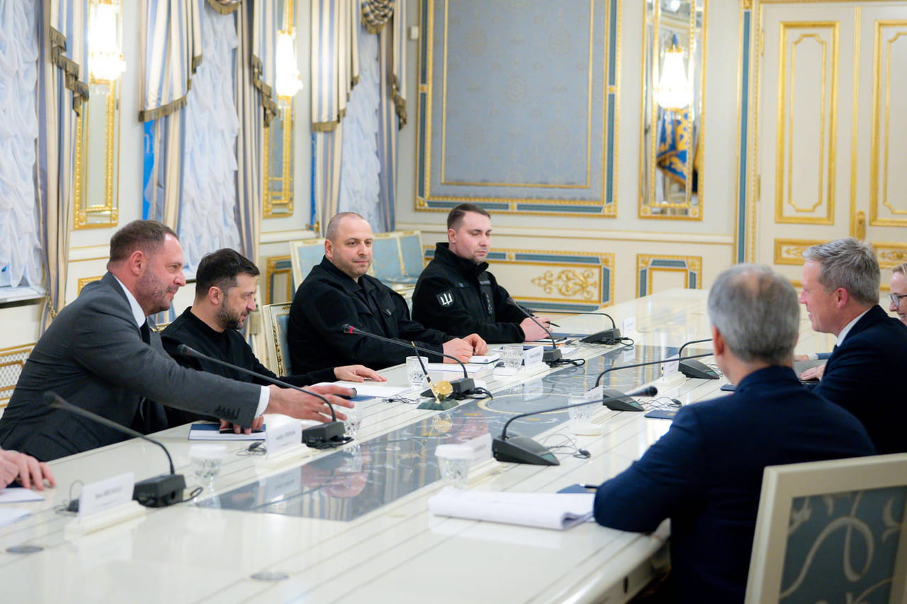 Guerre en Ukraine, en direct : les négociations de paix avancent, Zelensky en mauvaise posture