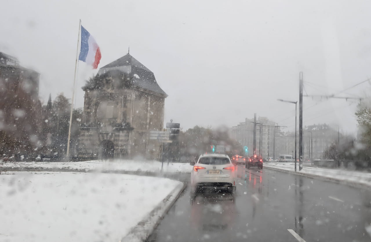 Vigilance neige et verglas : méfiance dans ces départements, des flocons et des routes glacées