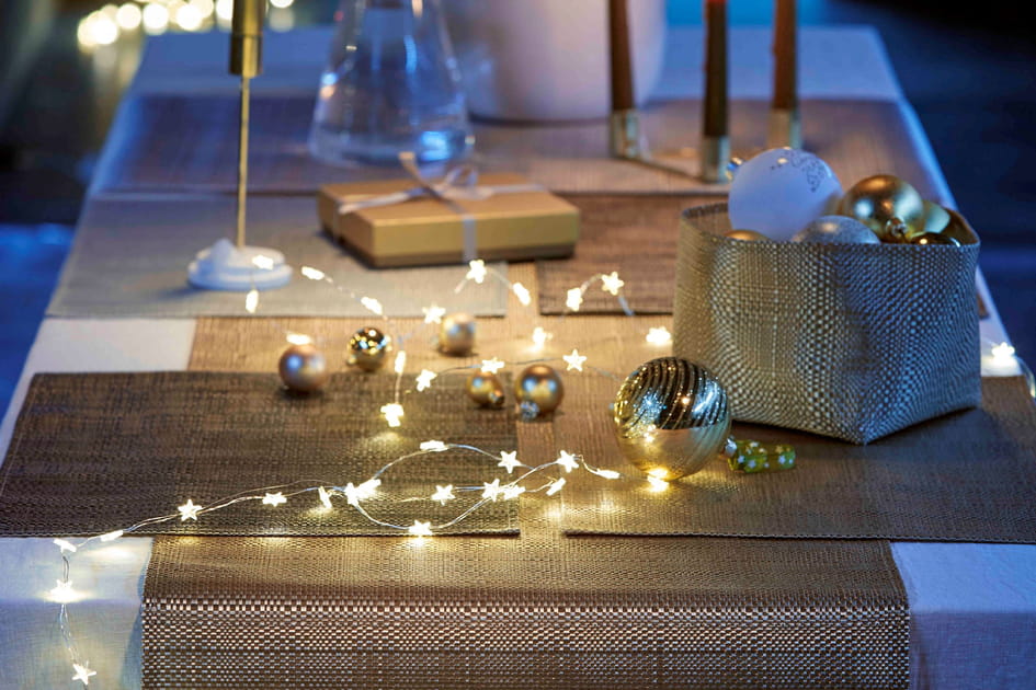 Des d&eacute;corations de No&euml;l sur la table