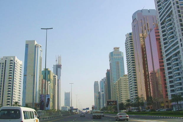 10h : circulation fluide entre les gratte-ciels de Dubaï