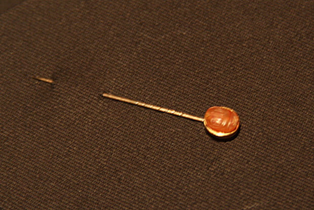 Épinglette ornée d'un scarabé