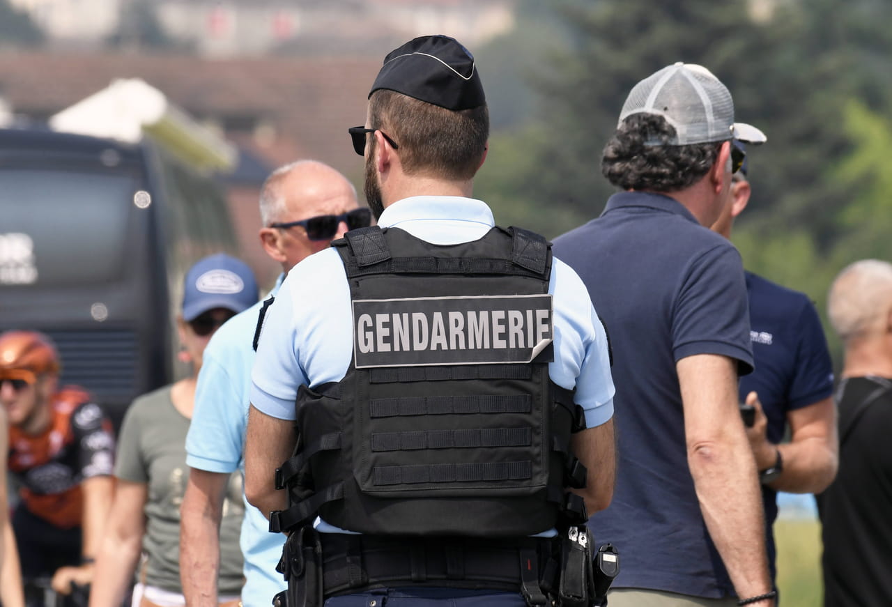 Isère : un maire et son fils en état d'urgence, que sait-on de l'agresseur ?