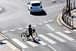 Un cycliste peut-il traverser le passage piéton sur son vélo ? Ce que dit vraiment le Code de la route