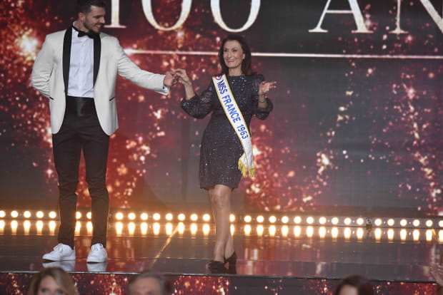 Les anciennes Miss défilent