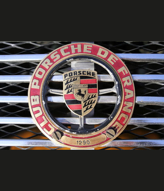 Un cheval cabr&eacute; chez Porsche