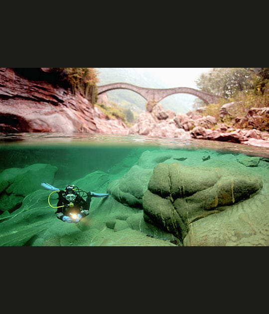 Le plongeur en eaux limpides