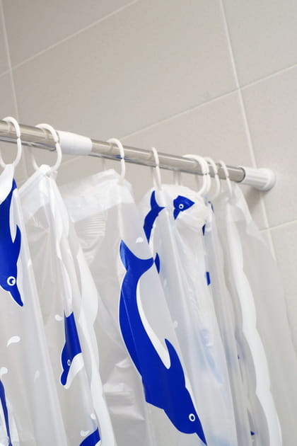 Une barre de douche avec ventouse