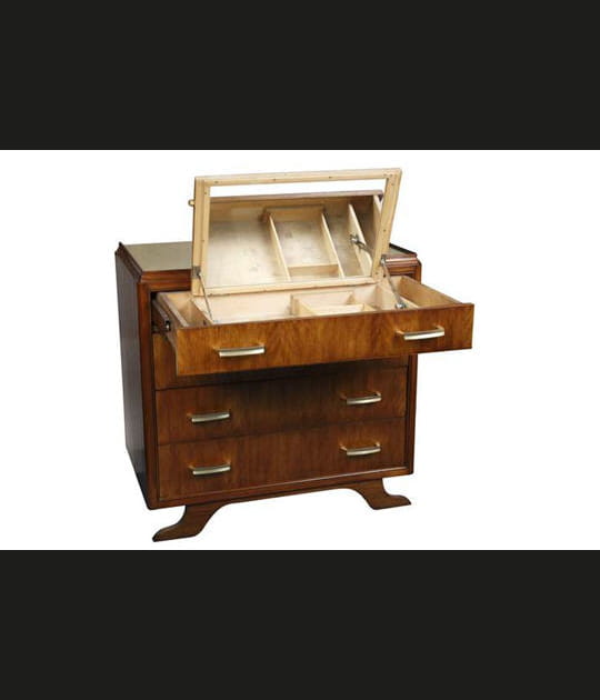 Une commode-coiffeuse du Libert&eacute;