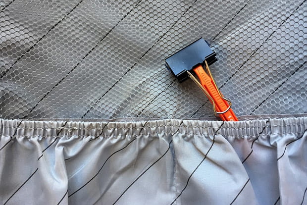 Une pince à dessin sur le rasoir