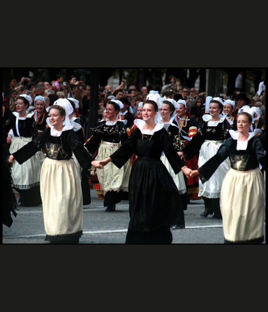 La Bretagne d&eacute;file &agrave; Paris