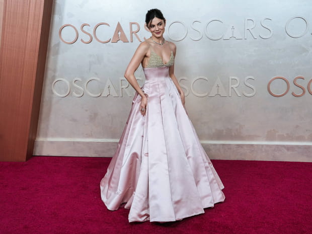 Monica Barbaro en met plein la vue aux Oscars