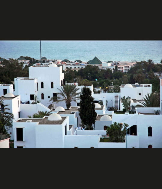 Mer turquoise et maisons blanches