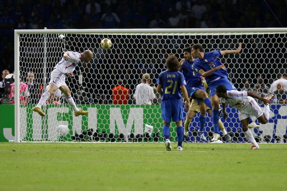22h08 : coup de t&ecirc;te surpuissant de Zidane