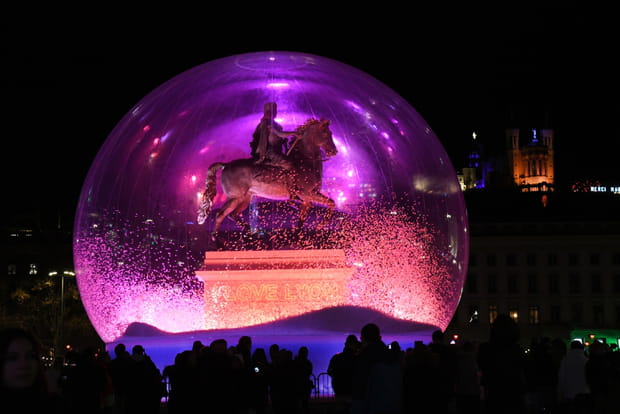 "I love Lyon", la boule de neige géante autour de la statue de Louis XIV sur la place Bellecour