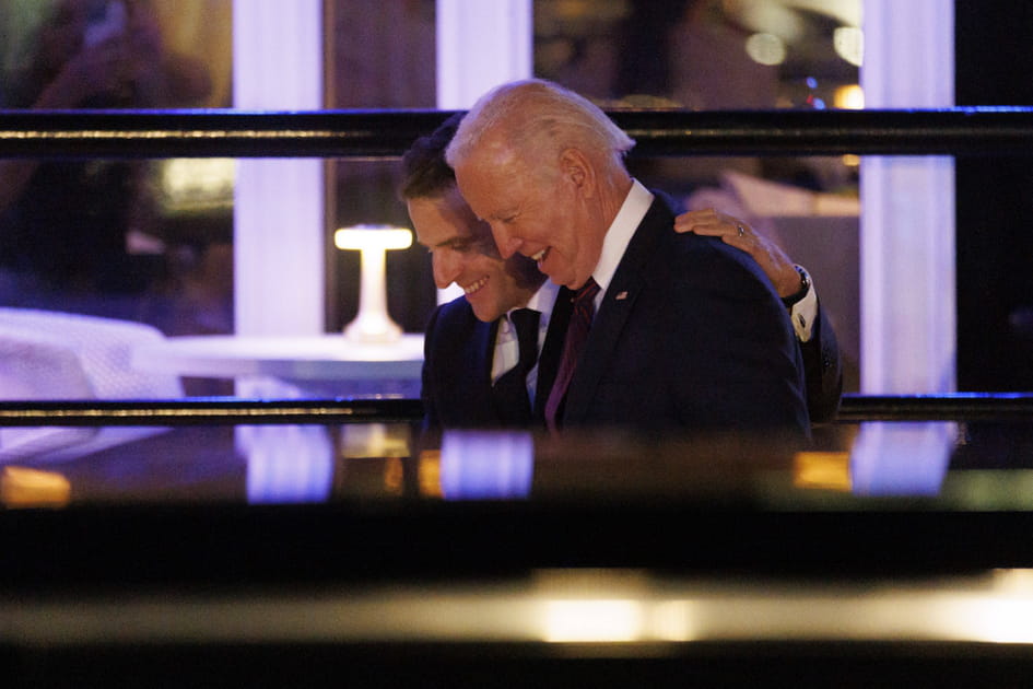 Main dans le dos, sourire... Emmanuel Macron &quot;buddy&quot; de Joe Biden