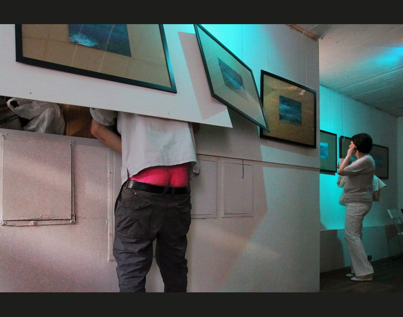 Derri&egrave;re les murs
