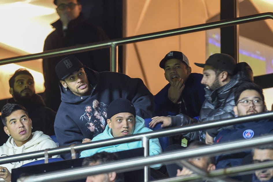 Neymar &agrave; nouveau en tribunes