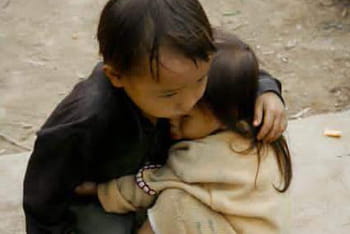 Séisme au Népal : la vérité sur la photo détournée des deux enfants enlacés