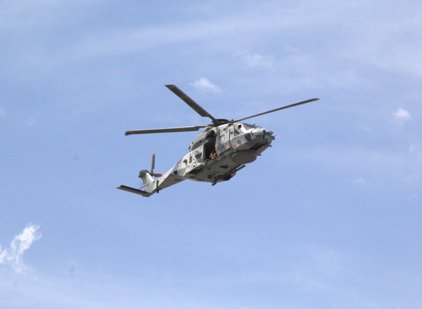 Des h&eacute;licopt&egrave;res de la Marine et d'Airbus