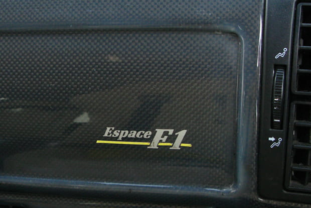Un sigle Espace F1 présent partout