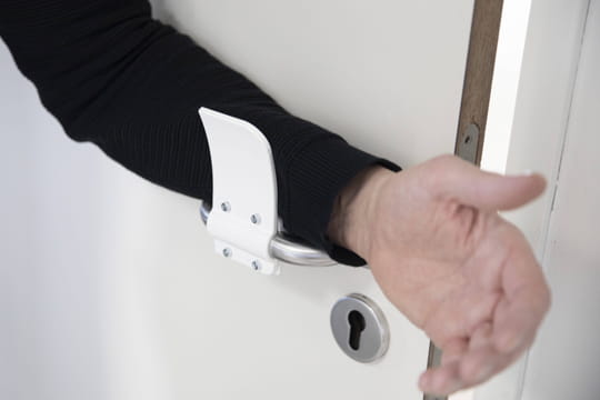 Contagion par le coronavirus : poignées, aliments... Une transmission possible ?