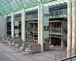 la bibliothèque universitaire de varsovie, en pologne.