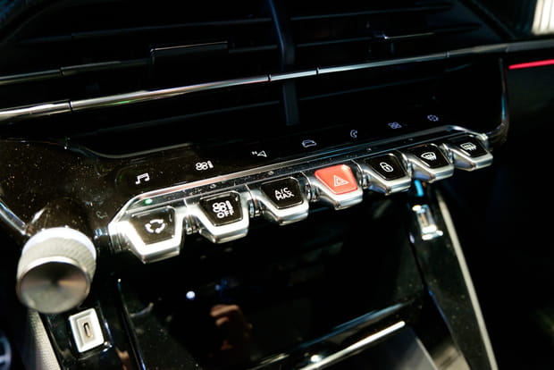 Des touches piano indispensables pour la 208