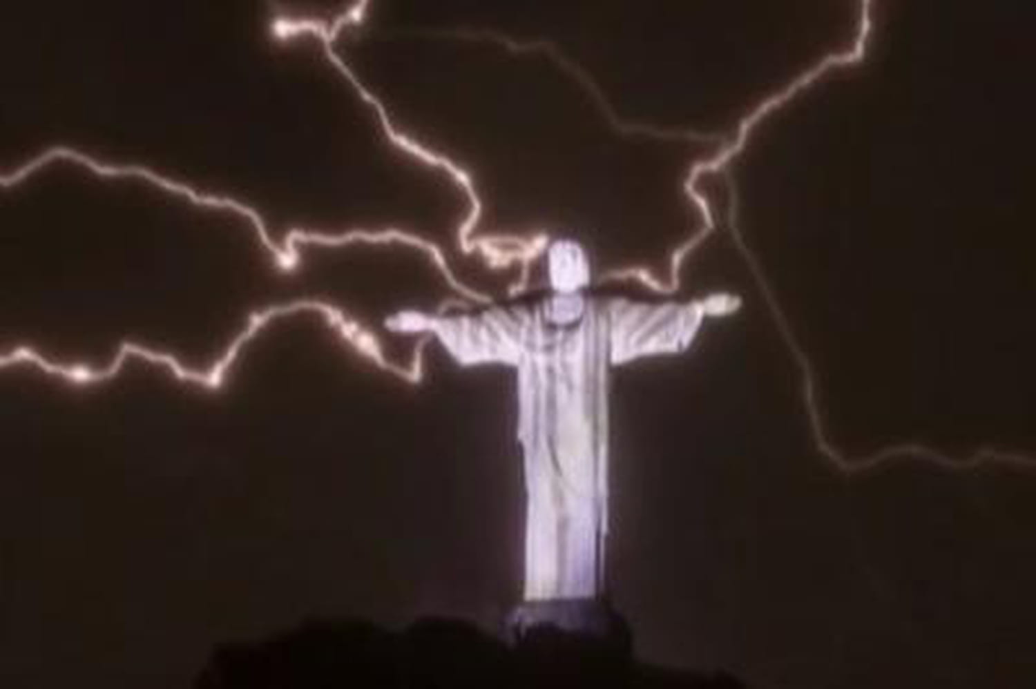 Zapping TV : Le Christ de Rio se casse un ongle