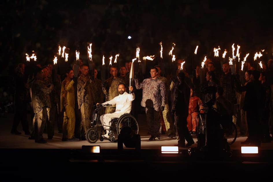 Micha&euml;l Jeremiasz r&eacute;cup&egrave;re la flamme