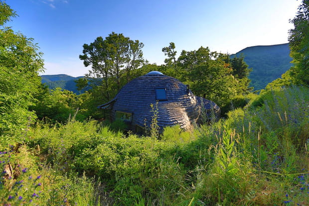 Une maison-sphère écologique dans le Gard