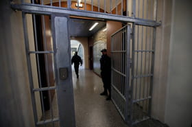 &quot;Coinc&eacute; avec un mec instable&quot;, &quot;affreux&quot;, &quot;inhumain&quot;... Nicolas Sarkozy est dans une prison rong&eacute;e par la surpopulation