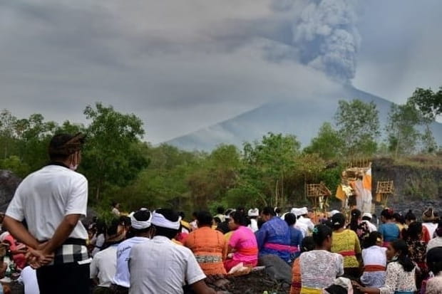 Une cérémonie face au mont Agung