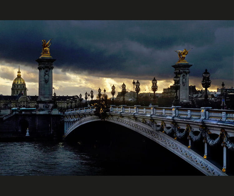 Le pont Alexandre III un soir d'orage