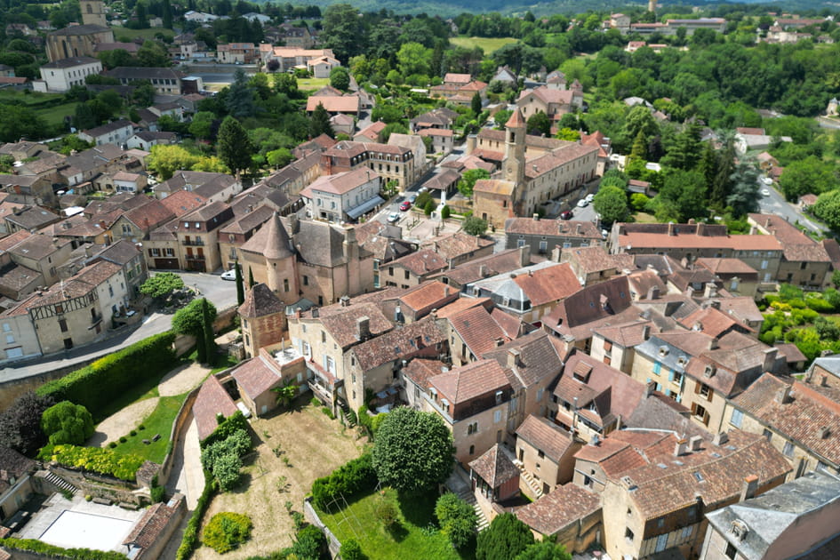 Belv&egrave;s, &quot;la cit&eacute; aux sept clochers&quot; accessible en train