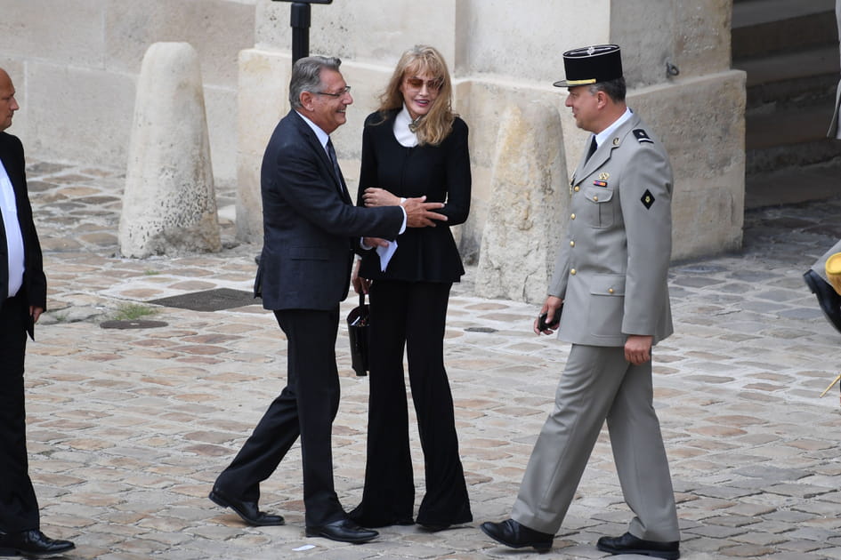 Arielle Dombasle dans la cour des Invalides