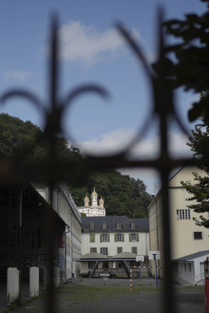 Dehors, dans le froid, &agrave; moiti&eacute; nus... Les punitions barbares de B&eacute;tharram