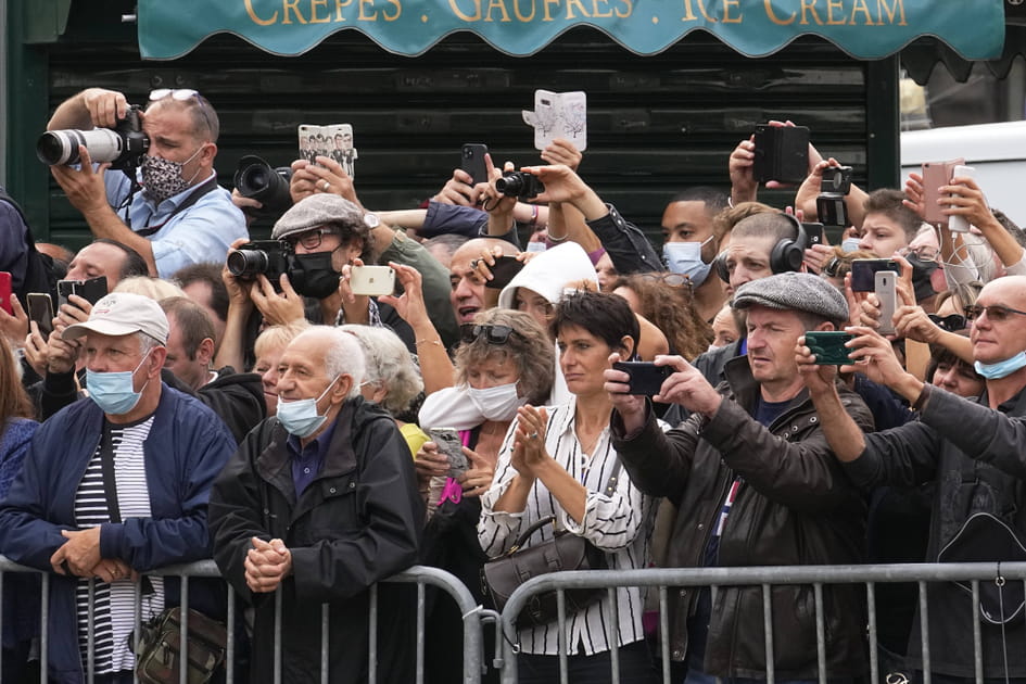 La foule amass&eacute;e sur le parvis de l'&eacute;glise Saint-Germain-des-Pr&eacute;s pour les obs&egrave;ques