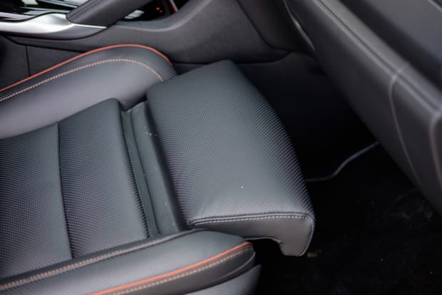 Confort renforcé à l'avant du Koleos grâce à une allonge