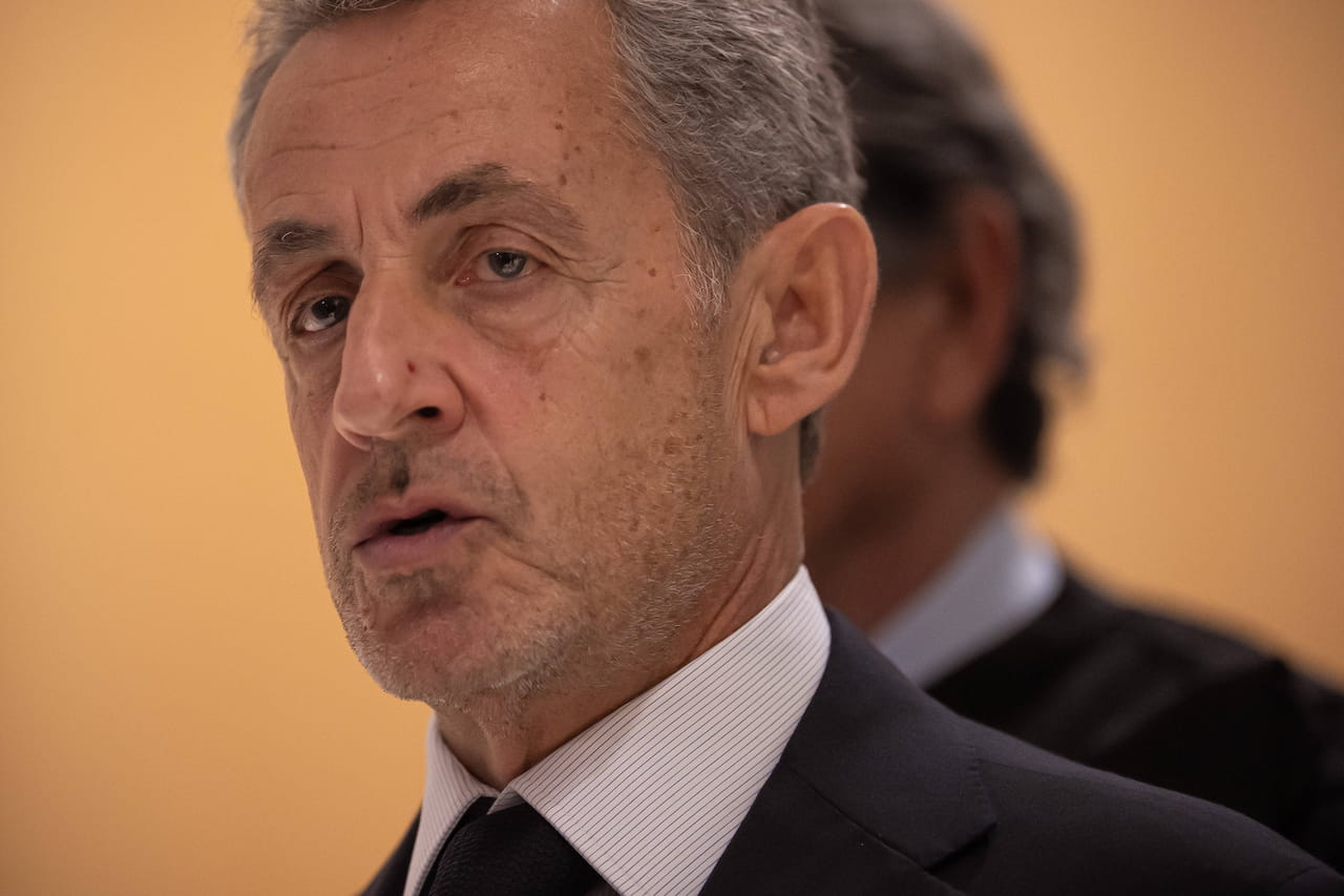 La nouvelle vie de Sarkozy en prison s'annonce rude : repas, télé, visites... Son quotidien va radicalement changer