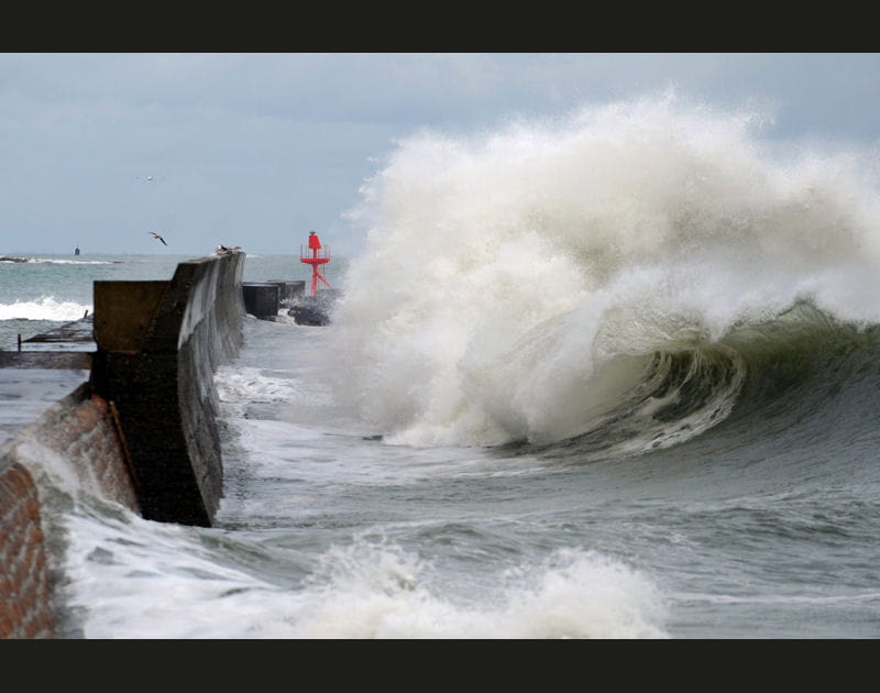 La digue r&eacute;siste