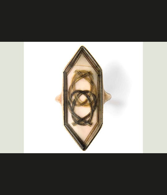 Une bague contenant les m&egrave;ches de la Reine et du Roi