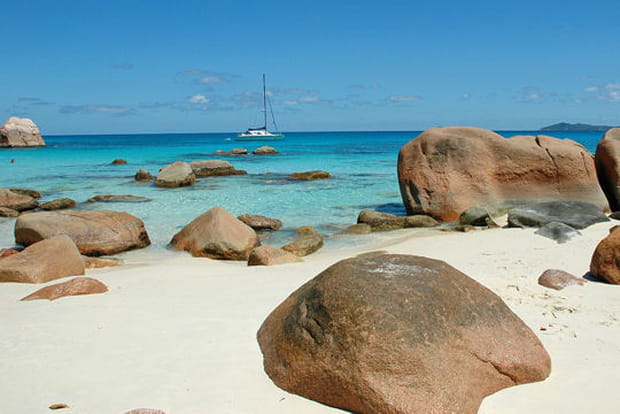 Sur la plage de l'Anse Lazio à Praslin