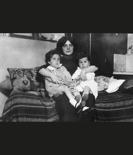 Rescap&eacute;s fran&ccedil;ais avec leur m&egrave;re