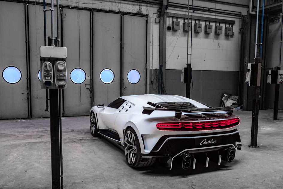 A l'arri&egrave;re de la Bugatti Centodieci