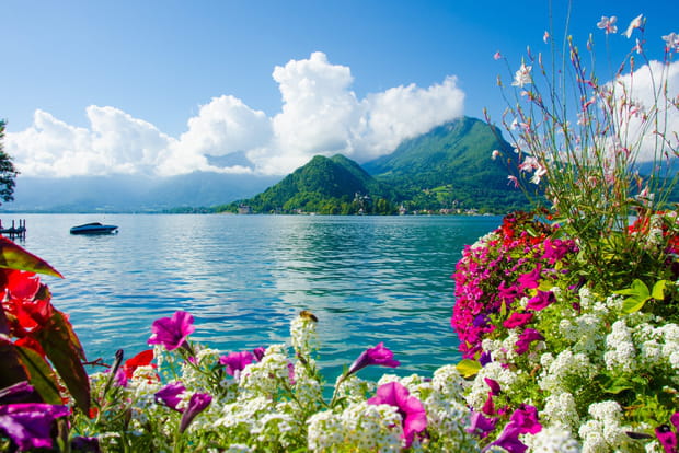Le lac d'Annecy, un endroit paradisiaque pour une virée à deux